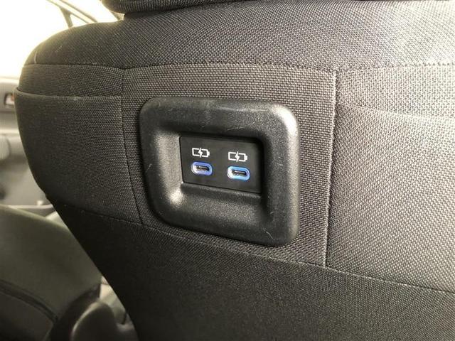 �^�]�ȃV�[�g�o�b�N�ɂ͏[�d�p�t�r�a�[�q�i�s�������|�b�j���Q�ݒu����Ă��܂��B�Q��ڂɍ����Ă��Ă��C���˂Ȃ��X�}�[�g�t�H����^�u���b�g�[���̏[�d���\�ł��I�[�d���̃X�}�z�����܂���|�P�b�g�t���I