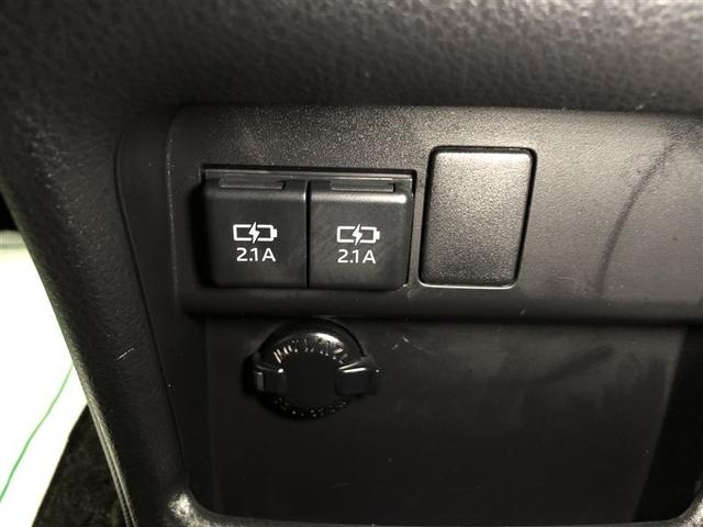 �Z���^�[���A�{�b�N�X���ɂ͏[�d�p�t�r�a�[�q�Q�ƃA�N�Z�T���[�\�P�b�g���t���܂��B�^�]�ȁE����Ȃ̃V�[�g�q�[�^�[�X�C�b�`���ݒu����Ă��܂��B