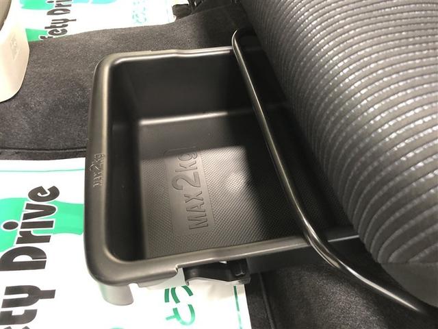 助手席大型シートアンダートレイです。履き替えた靴などの収納が可能！