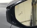 《ブラインドスポットモニター(BSM)》隣の車線を走るクルマをレーダーで探知。ドアミラーでは確認しづらい死角エリアのクルマを、ミラーについたLEDインジケーターを点滅させ、ドライバーに注意を促します。