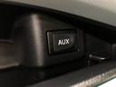 AUX端子は助手席オープントレイに設置されています。