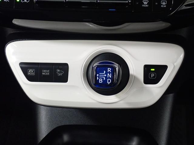 プリウス Ｓ　４ＷＤ　フルセグ　メモリーナビ　ＤＶＤ再生　ミュージックプレイヤー接続可　バックカメラ　衝突被害軽減システム　ＥＴＣ　ＬＥＤヘッドランプ　記録簿（17枚目）