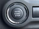 バッグやポケットにキーを入れっ放しでもエンジンON/OFFできるエンジンスイッチ。