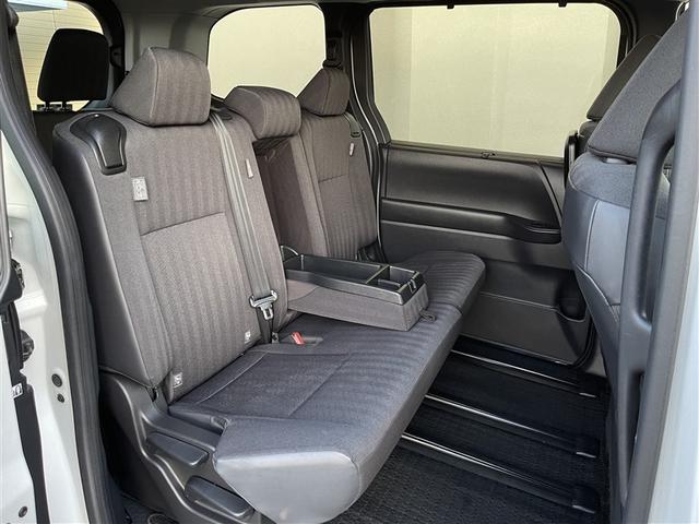 ノア Ｇ　４ＷＤ　メモリーナビ　バックカメラ　衝突被害軽減システム　ＥＴＣ　両側電動スライド　ＬＥＤヘッドランプ　ウオークスルー　乗車定員８人　３列シート（24枚目）