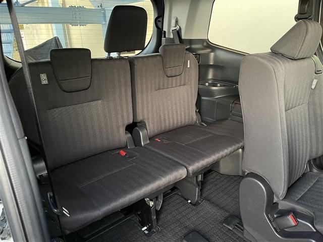 ノア Ｇ　４ＷＤ　メモリーナビ　バックカメラ　衝突被害軽減システム　ＥＴＣ　両側電動スライド　ＬＥＤヘッドランプ　ウオークスルー　乗車定員８人　３列シート（25枚目）