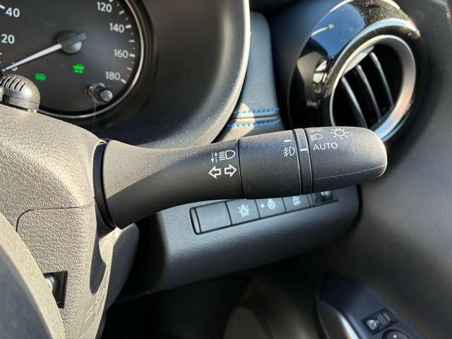 オートライト機能付きです♪またハイビームアシストで、先行車または対向車や周囲の明るさなどに応じ、自動的にハイビーム（上向き）とロービーム（下向き）を切り替えます♪