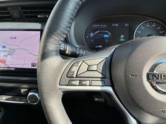 ハンドル周りには車両状態の確認やナビ操作が可能なステアリングスイッチを完備♪ハンドルの高さ調節も可能です！