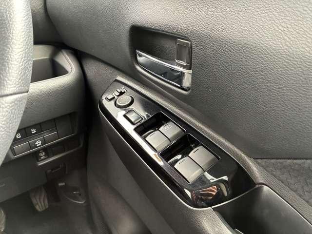 �^�]�ȑ��̃h�A���B������̃X�C�b�`�Ńh�A�~���[�̊p�x������p���[�E�B���h�[�̑��삪�\�ɂȂ�܂��B