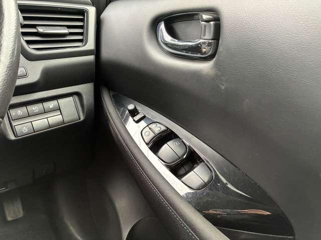 �^�]�ȑ��̃h�A���B������̃X�C�b�`�Ńh�A�~���[�̊p�x������p���[�E�B���h�[�̑��삪�\�ɂȂ�܂��B