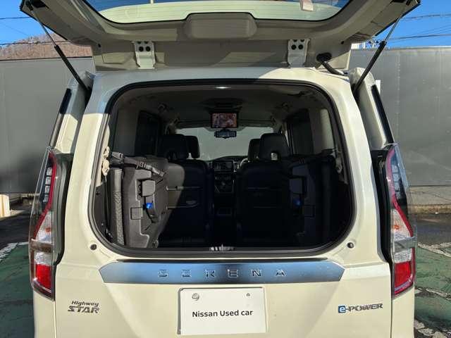 �f���A���o�b�N�h�A�ɂȂ�܂��B�㔼�������̊J���\�ł��B