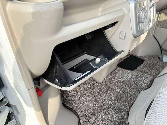 �O���[�u�{�b�N�X���[�ł��B�Ԍ��؃u�b�N�Ȃǂ����[����̂Ƀs�b�^���ł���