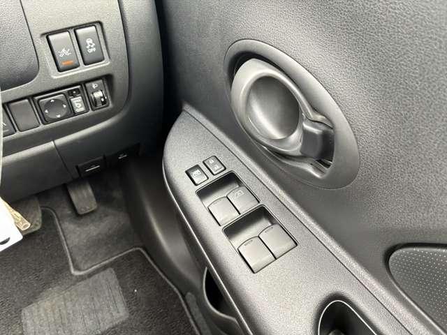 �^�]�ȑ��̃h�A���B������̃X�C�b�`�Ńh�A�~���[�̊p�x������p���[�E�B���h�[�̑���ɂȂ�܂��B