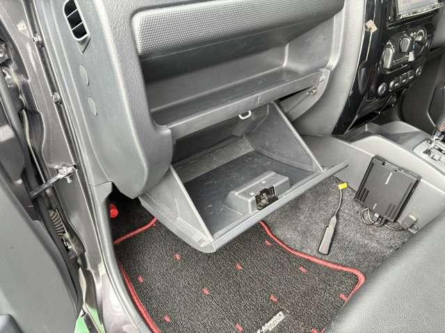 �O���[�u�{�b�N�X���[�ł��B�Ԍ��؃u�b�N�Ȃǂ����[����̂Ƀs�b�^���ł���