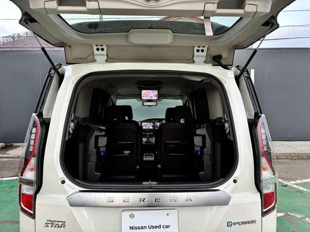 �f���A���o�b�N�h�A�ɂȂ�܂��B�㔼�������̊J���\�ł��B