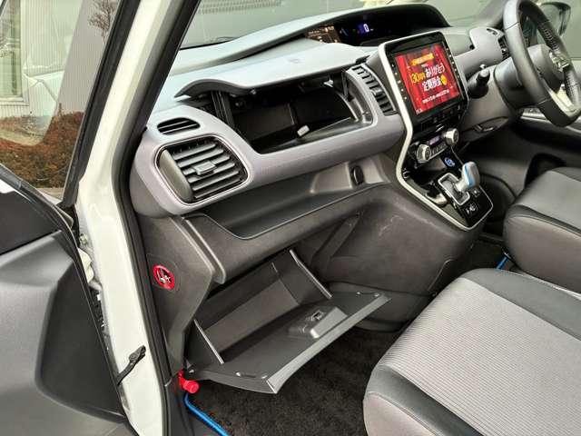 �O���[�u�{�b�N�X���[�ł��B�Ԍ��؃u�b�N�Ȃǂ����[����̂Ƀs�b�^���ł���