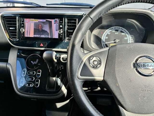 �X�e�A�����O�X�C�b�`�ł̓i�r�̃`�����l���ύX�≹�ʒ������\�ł��B