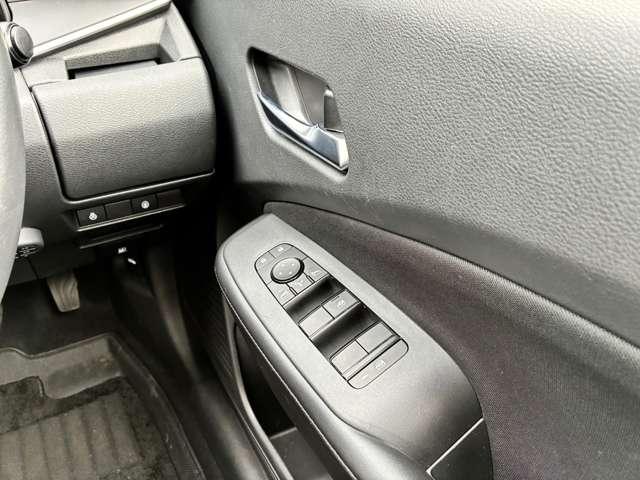 �^�]�ȑ��̃h�A���B������̃X�C�b�`�Ńh�A�~���[�̊p�x������p���[�E�B���h�[�̑��삪�\�ɂȂ�܂��B