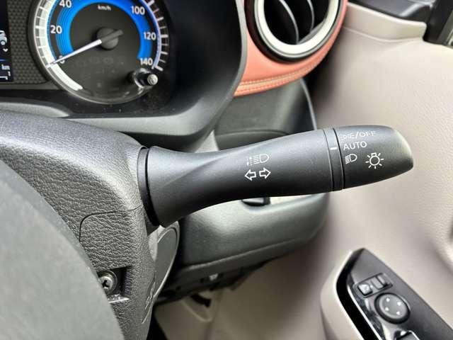 �I�[�g���C�g�@�\�t���ł���܂��n�C�r�[���A�V�X�g�ŁA��s�Ԃ܂��͑Ό��Ԃ���̖͂��邳�Ȃǂɉ����A�����I�Ƀn�C�r�[���i������j�ƃ��[�r�[���i�������j��؂�ւ��܂���