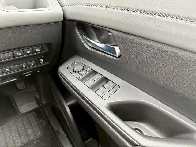 �^�]�ȑ��̃h�A���B������̃X�C�b�`�Ńh�A�~���[�̊p�x������p���[�E�B���h�[�̑���ɂȂ�܂��B