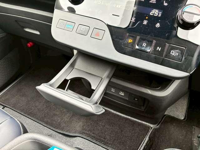 �O�Ȓ����̃p�l�������Ƀh�����N�z���_�[���������܂��B