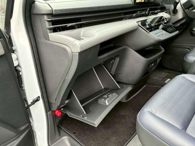 �O���[�u�{�b�N�X���[�ł��B�Ԍ��؃u�b�N�Ȃǂ����[����̂Ƀs�b�^���ł���