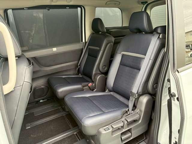 �Q��ڃV�[�g�͉��ɂ��X���C�h���܂��̂ŁA�R��ڃV�[�g�֑�l�ł��X���[�X�ɏ��~��ł��܂��i���O�O�j���@�R��ڂ��c�X���C�h�\�ł��B