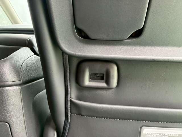 �O�Ȕw�ʕ��ɂt�r�a�\�P�b�g���ځ�g�ѓd�b��^�u���b�g�̏[�d�ɖ𗧂��܂��I