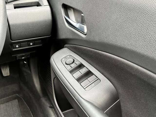 �^�]�ȑ��̃h�A���B������̃X�C�b�`�Ńh�A�~���[�̊p�x������p���[�E�B���h�[�̑��삪�\�ɂȂ�܂��B