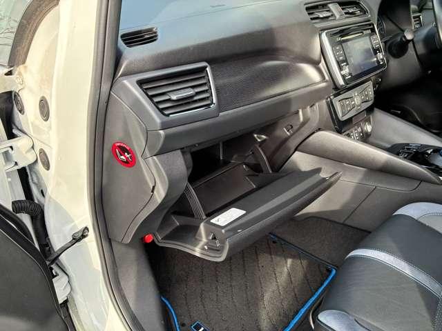 �O���[�u�{�b�N�X���[�ł��B�Ԍ��؃u�b�N�Ȃǂ����[����̂Ƀs�b�^���ł���