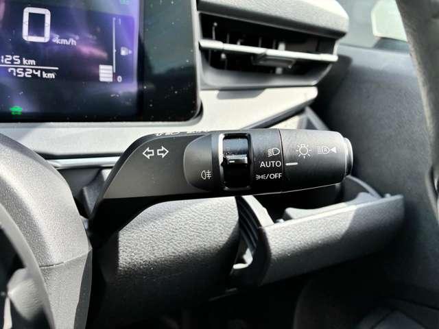 �I�[�g���C�g�@�\�t���ł���܂��n�C�r�[���A�V�X�g�ŁA��s�Ԃ܂��͑Ό��Ԃ���̖͂��邳�Ȃǂɉ����A�����I�Ƀn�C�r�[���i������j�ƃ��[�r�[���i�������j��؂�ւ��܂���