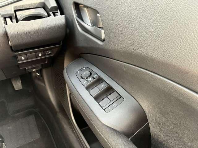 �^�]�ȑ��̃h�A���B������̃X�C�b�`�Ńh�A�~���[�̊p�x������p���[�E�B���h�[�̑��삪�\�ɂȂ�܂��B