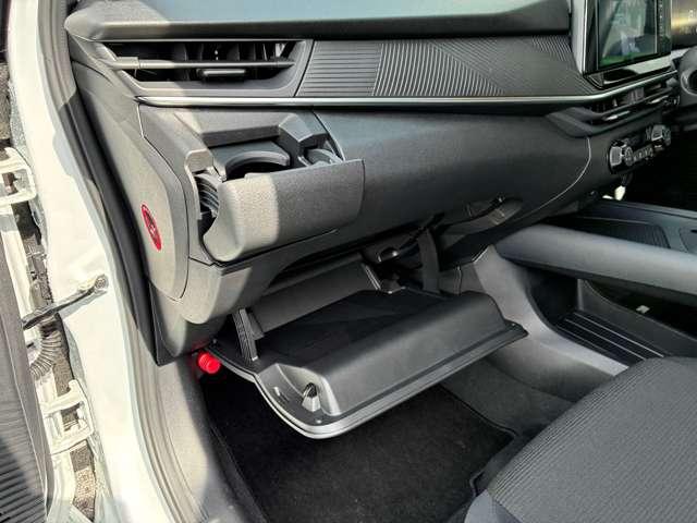 �O���[�u�{�b�N�X���[�ł��B�Ԍ��؃u�b�N�Ȃǂ����[����̂Ƀs�b�^���ł���