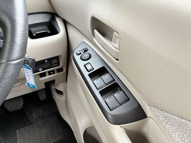 �^�]�ȑ��̃h�A���B������̃X�C�b�`�Ńh�A�~���[�̊p�x������p���[�E�B���h�[�̑��삪�\�ɂȂ�܂��B