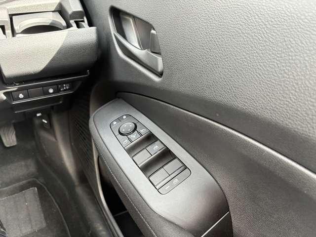 �^�]�ȑ��̃h�A���B������̃X�C�b�`�Ńh�A�~���[�̊p�x������p���[�E�B���h�[�̑��삪�\�ɂȂ�܂��B