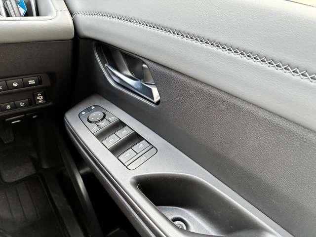 �^�]�ȑ��̃h�A���B������̃X�C�b�`�Ńh�A�~���[�̊p�x������p���[�E�B���h�[�̑��삪�\�ɂȂ�܂��B