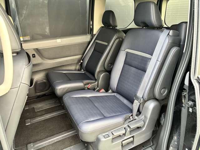 �Q��ڃV�[�g�͉��ɂ��X���C�h���܂��̂ŁA�R��ڃV�[�g�֑�l�ł��X���[�X�ɏ��~��ł��܂��i���O�O�j���@�R��ڂ��c�X���C�h�\�ł��B