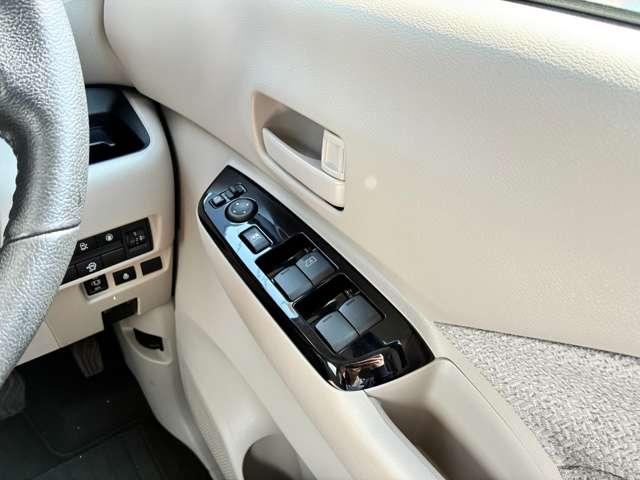 �^�]�ȑ��̃h�A���B������̃X�C�b�`�Ńh�A�~���[�̊p�x������p���[�E�B���h�[�̑��삪�\�ɂȂ�܂��B