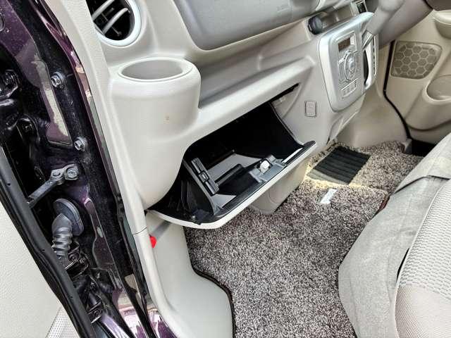 �O���[�u�{�b�N�X���[�ł��B�Ԍ��؃u�b�N�Ȃǂ����[����̂Ƀs�b�^���ł���