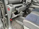助手席のシート下に収納箇所がございますので普段使用するものや車検証ケース入れにしていただくにも便利です。