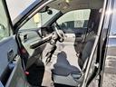 広々とした室内は運転しやすさと質感と機能を高めています。