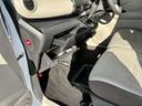 助手席のシート下に収納箇所がございますので普段使用するものや車検証ケース入れにしていただくにも便利です。