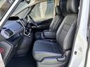 広々とした室内は運転しやすさと質感と機能を高めています。