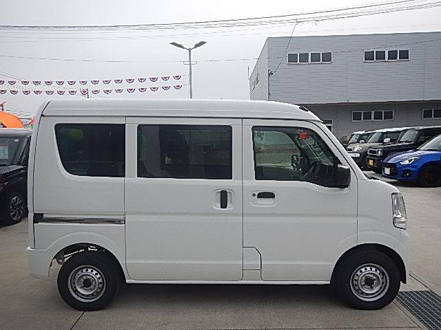 エブリイ ＰＡリミテッド　６型　　パートタイム４ＷＤ　５ＭＴシフト　キーレスキー　パワーウインド　純正ゴムマット　オートライト　スライドドア　スズキセーフティーサポート　４ＷＤ　衝突被害軽減システム　横滑り防止機能（6枚目）