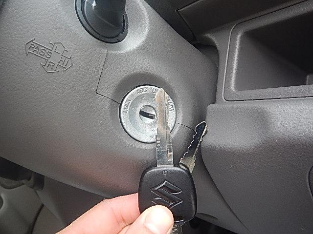 エブリイ ＰＡリミテッド　６型　　パートタイム４ＷＤ　５ＭＴシフト　キーレスキー　パワーウインド　純正ゴムマット　オートライト　スライドドア　スズキセーフティーサポート　４ＷＤ　衝突被害軽減システム　横滑り防止機能（15枚目）