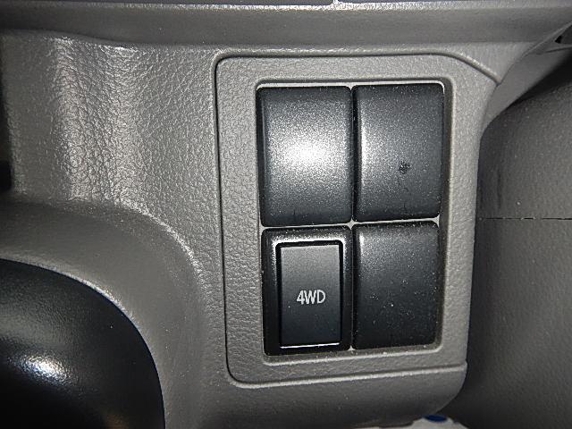 エブリイ ＰＡリミテッド　６型　　パートタイム４ＷＤ　５ＭＴシフト　キーレスキー　パワーウインド　純正ゴムマット　オートライト　スライドドア　スズキセーフティーサポート　４ＷＤ　衝突被害軽減システム　横滑り防止機能（17枚目）