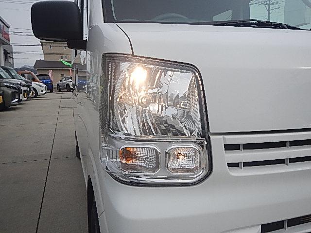 エブリイ ＰＡリミテッド　６型　　パートタイム４ＷＤ　５ＭＴシフト　キーレスキー　パワーウインド　純正ゴムマット　オートライト　スライドドア　スズキセーフティーサポート　４ＷＤ　衝突被害軽減システム　横滑り防止機能（20枚目）