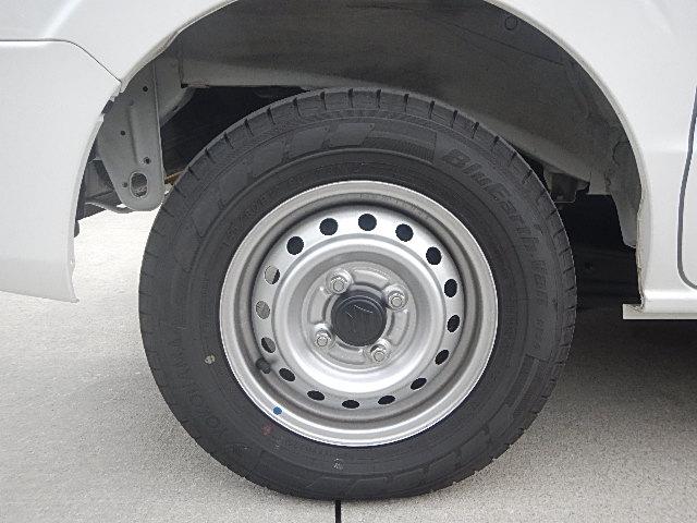 エブリイ ＰＡリミテッド　６型　　パートタイム４ＷＤ　５ＭＴシフト　キーレスキー　パワーウインド　純正ゴムマット　オートライト　スライドドア　スズキセーフティーサポート　４ＷＤ　衝突被害軽減システム　横滑り防止機能（23枚目）