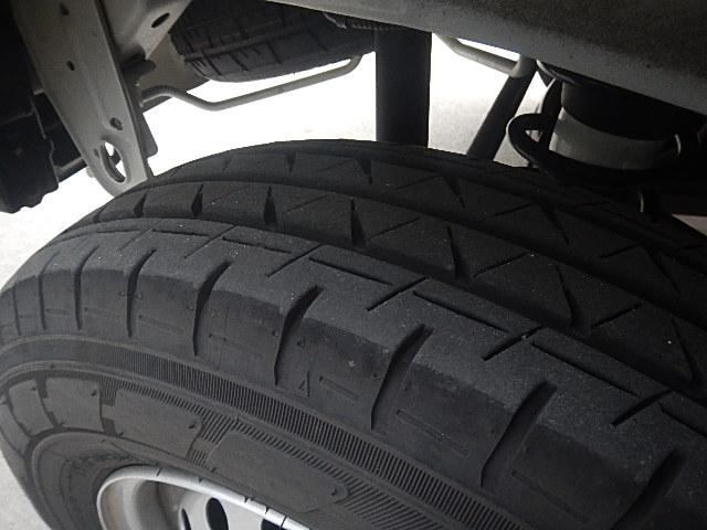 エブリイ ＰＡリミテッド　６型　　パートタイム４ＷＤ　５ＭＴシフト　キーレスキー　パワーウインド　純正ゴムマット　オートライト　スライドドア　スズキセーフティーサポート　４ＷＤ　衝突被害軽減システム　横滑り防止機能（24枚目）