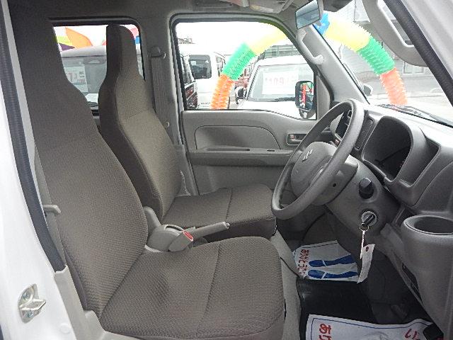 エブリイ ＰＡリミテッド　６型　　パートタイム４ＷＤ　５ＭＴシフト　キーレスキー　パワーウインド　純正ゴムマット　オートライト　スライドドア　スズキセーフティーサポート　４ＷＤ　衝突被害軽減システム　横滑り防止機能（25枚目）