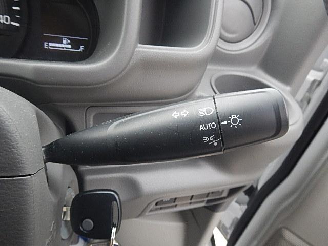 エブリイ ＰＡリミテッド　６型　　パートタイム４ＷＤ　５ＭＴシフト　キーレスキー　パワーウインド　純正ゴムマット　オートライト　スライドドア　スズキセーフティーサポート　４ＷＤ　衝突被害軽減システム　横滑り防止機能（30枚目）